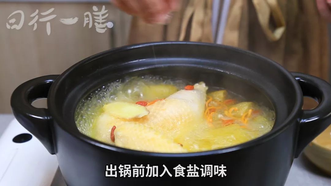 药膳|鸡汤怎么炖更补?加2种菌菇,御寒强身,入冬少生病